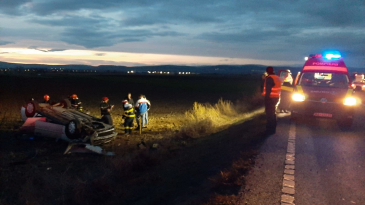 Mașină răsturnată în câmp, în județul Covasna